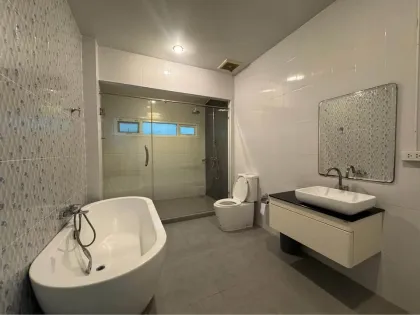 Villa de 2 dormitorios y 3 baños en alquiler en Pasak 5, Cherng Talay