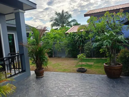 วิลล่า 3 ห้องนอน พร้อมสวนและที่จอดรถให้เช่าในโซนป่าซัก ธาราง