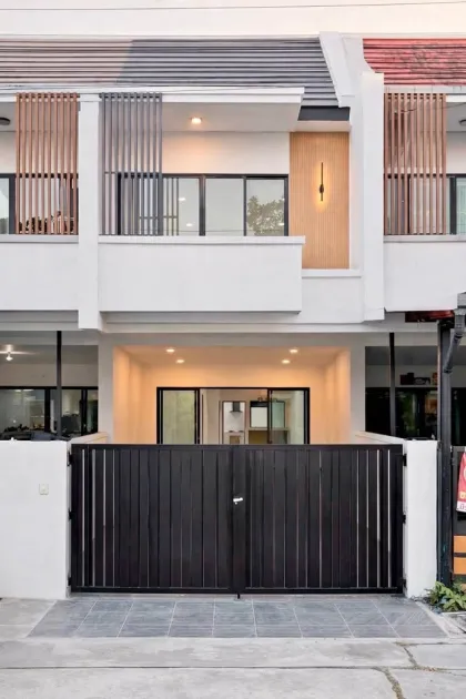 ทาวน์เฮาส์ 2 ห้องนอน 2 ห้องน้ำ ให้เช่าในโกลเด้นวิลล์ 5 ราวาย