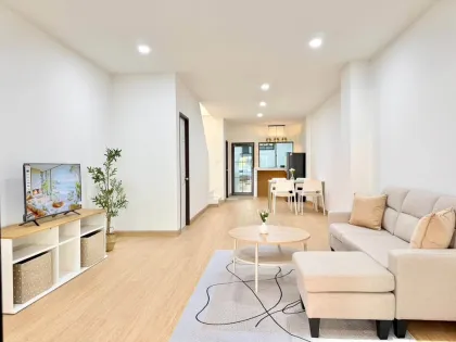 ทาวน์เฮาส์ 2 ห้องนอน 2 ห้องน้ำ ให้เช่าในโกลเด้นวิลล์ 5 ราวาย
