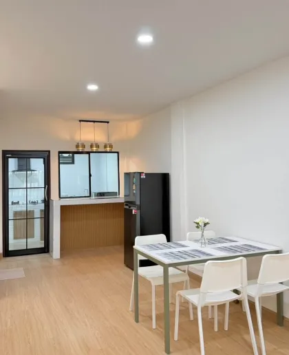 ทาวน์เฮาส์ 2 ห้องนอน 2 ห้องน้ำ ให้เช่าในโกลเด้นวิลล์ 5 ราวาย