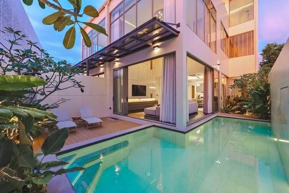 Neue Luxusvilla mit 4 Schlafzimmern und Pool in Cherngtalay