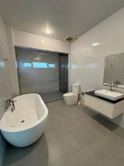 Вилла с бассейном и 2 спальнями рядом с Blue Tree в Чернг Талае