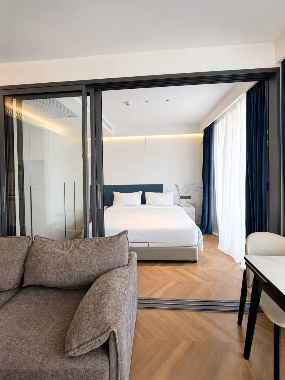 อพาร์ทเมนต์ 1 ห้องนอนสไตล์ทันสมัยที่ Sunshine Beach Residences บางเทา