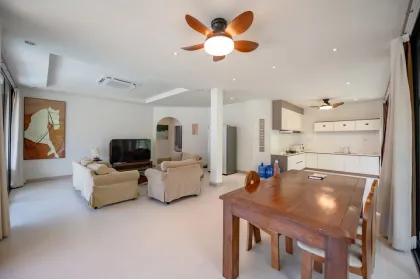 Villa nueva y totalmente amueblada de 3 habitaciones en zona Blue Tree