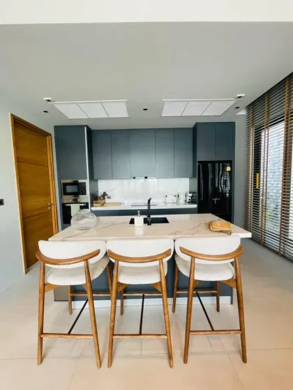 Villa Moderna Loft con Piscina de 3 Habitaciones en Alquiler cerca de Blue Tree Phuket