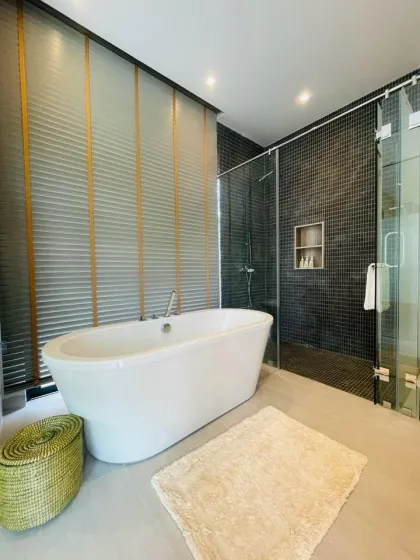 Villa Moderna Loft con Piscina de 3 Habitaciones en Alquiler cerca de Blue Tree Phuket