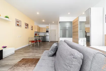 Просторная студия в аренду в Chic Condo, Карон