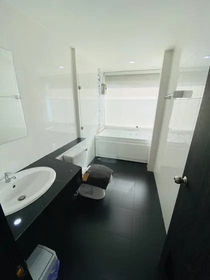 Moderne 3-Schlafzimmer-Poolvilla in Cherng Talay zur Miete