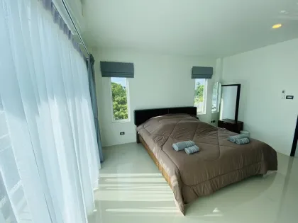 Moderne 3-Schlafzimmer-Poolvilla in Cherng Talay zur Miete