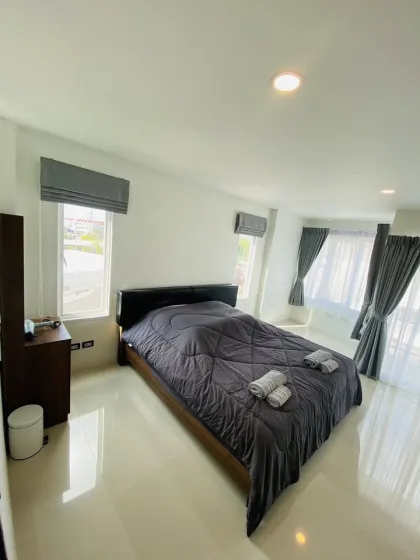 Moderne 3-Schlafzimmer-Poolvilla in Cherng Talay zur Miete