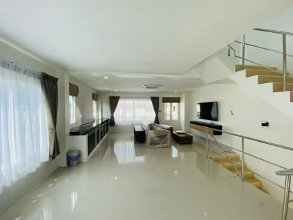 Moderne 3-Schlafzimmer-Poolvilla in Cherng Talay zur Miete