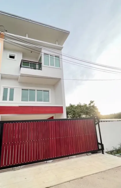 Moderne 3-Schlafzimmer-Poolvilla in Cherng Talay zur Miete