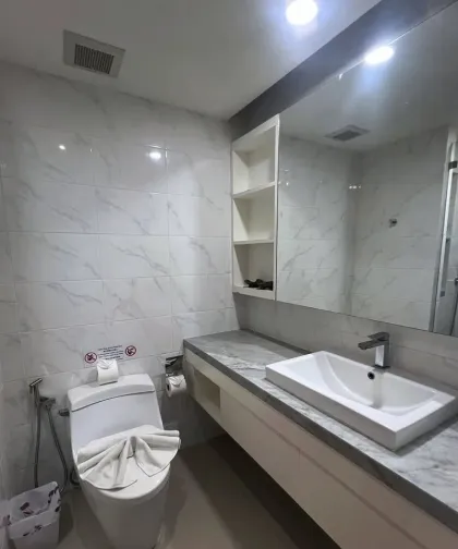 Condominio amueblado de 1 dormitorio con vistas al mar en Choeng Thale