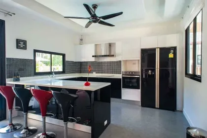Villa con piscina de 4 habitaciones para alquiler en Chalong, Phuket