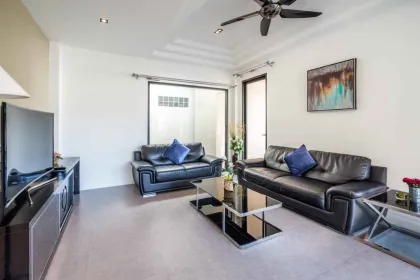 Villa con piscina de 4 habitaciones para alquiler en Chalong, Phuket