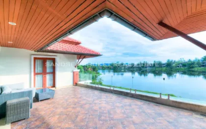 Роскошная вилла с 5 спальнями и бассейном в Laguna Waters