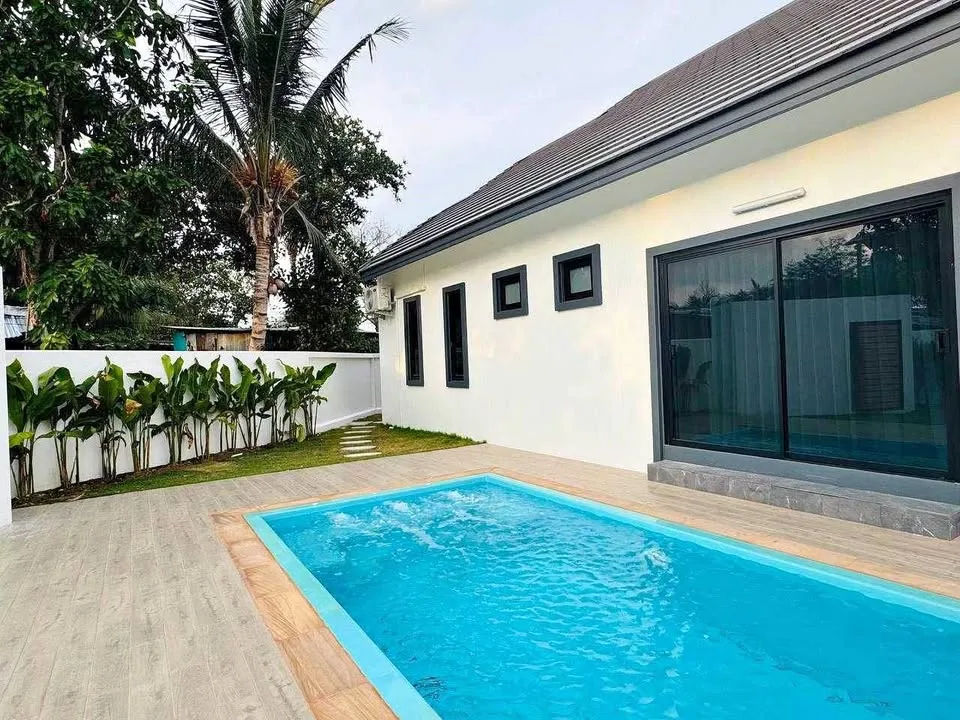 Villa d'angle 3 chambres avec piscine à louer à Chalong