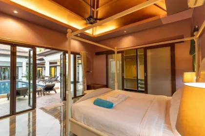 Private Poolvilla mit 4 Schlafzimmern & 5 Bädern zur Miete in Pasak-Bangjo, Thalang
