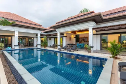 Private Poolvilla mit 4 Schlafzimmern & 5 Bädern zur Miete in Pasak-Bangjo, Thalang