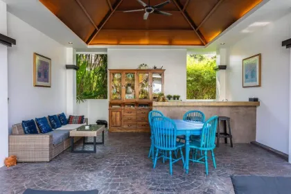 Private Poolvilla mit 4 Schlafzimmern & 5 Bädern zur Miete in Pasak-Bangjo, Thalang
