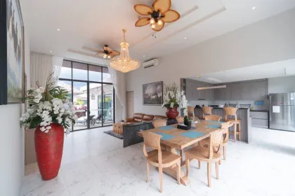 Privat-Pool-Villa mit 4 Schlafzimmern zur Miete in Cherng Talay, Phuket