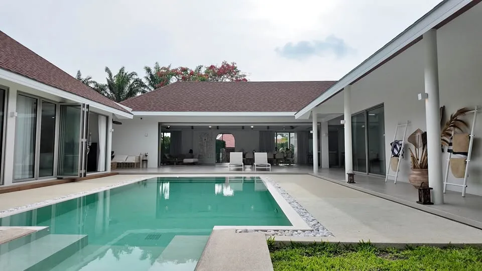 Villa de 5 habitaciones y estilo patio tropical en alquiler en Pasak, Phuket
