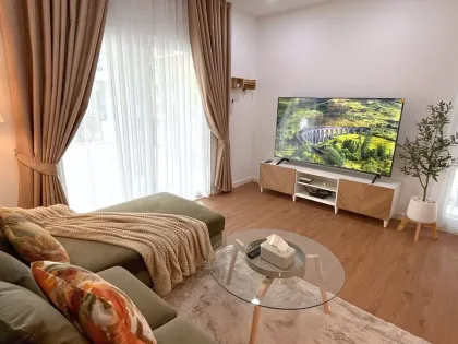Новый двухэтажный дом на полдома в аренду в Чернгтале