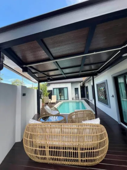 Villa avec piscine, 3 chambres et 5 salles de bain, espace spacieux à Thalang