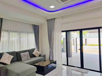 Villa avec piscine, 3 chambres et 5 salles de bain, espace spacieux à Thalang