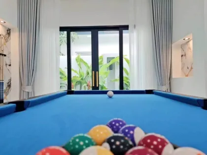 Villa avec piscine, 3 chambres et 5 salles de bain, espace spacieux à Thalang