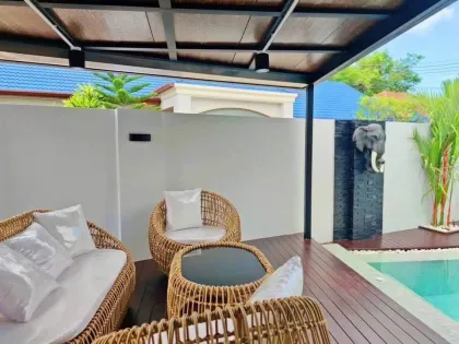 Villa avec piscine, 3 chambres et 5 salles de bain, espace spacieux à Thalang