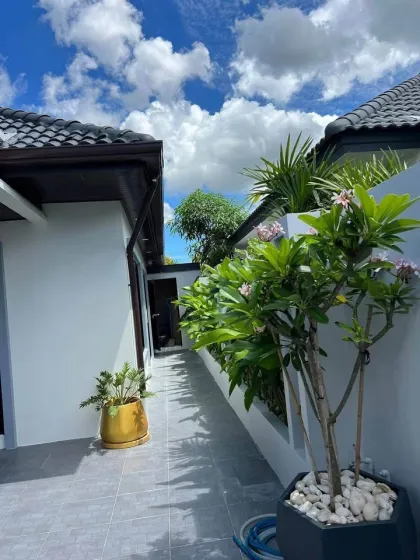 Villa avec piscine, 3 chambres et 5 salles de bain, espace spacieux à Thalang