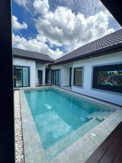 Villa avec piscine, 3 chambres et 5 salles de bain, espace spacieux à Thalang