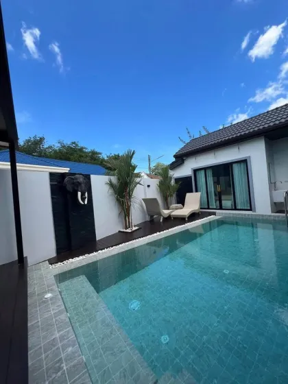 Villa avec piscine, 3 chambres et 5 salles de bain, espace spacieux à Thalang