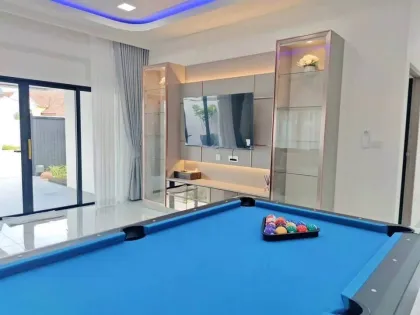 Villa avec piscine, 3 chambres et 5 salles de bain, espace spacieux à Thalang