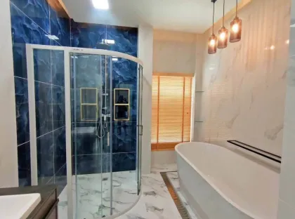 Villa avec piscine, 3 chambres et 5 salles de bain, espace spacieux à Thalang