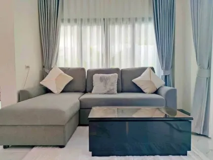 Villa avec piscine, 3 chambres et 5 salles de bain, espace spacieux à Thalang
