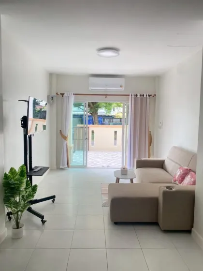 Neu renoviertes Stadthaus mit 3 Schlafzimmern und 3 Bädern in Naka, Wichit, Phuket
