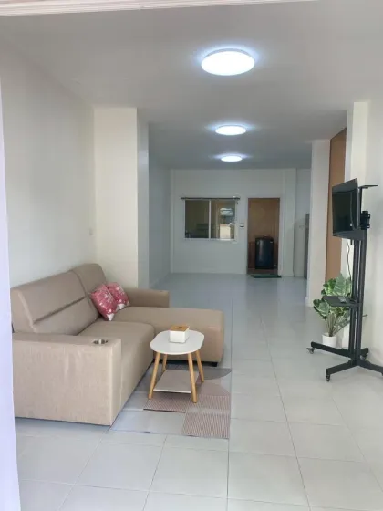 Neu renoviertes Stadthaus mit 3 Schlafzimmern und 3 Bädern in Naka, Wichit, Phuket