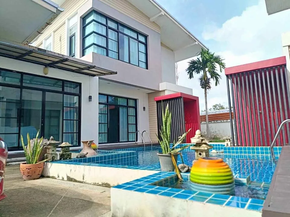 2 Schlafzimmer, 3 Badezimmer, Haus mit Gemeinschaftspool in Rawai zu vermieten