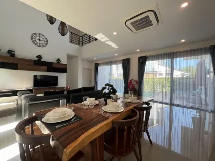 Geräumige 4-Schlafzimmer-Poolvilla zur Miete in geschlossener Anlage in Chalong