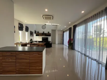 Geräumige 4-Schlafzimmer-Poolvilla zur Miete in geschlossener Anlage in Chalong