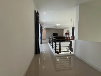 Geräumige 4-Schlafzimmer-Poolvilla zur Miete in geschlossener Anlage in Chalong