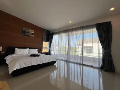 Geräumige 4-Schlafzimmer-Poolvilla zur Miete in geschlossener Anlage in Chalong