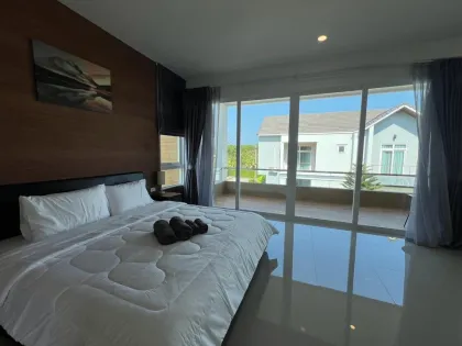 Geräumige 4-Schlafzimmer-Poolvilla zur Miete in geschlossener Anlage in Chalong