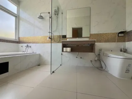 Geräumige 4-Schlafzimmer-Poolvilla zur Miete in geschlossener Anlage in Chalong