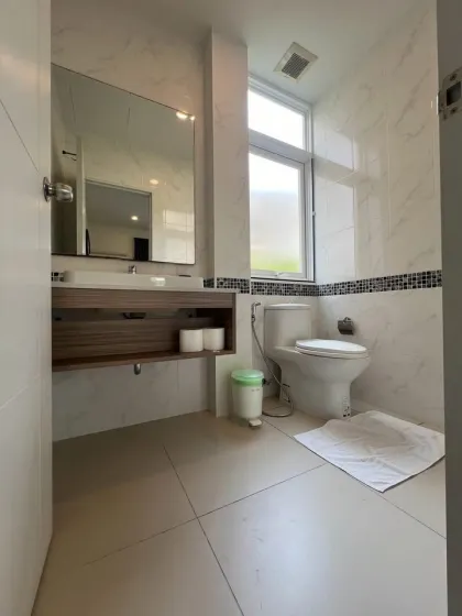 Geräumige 4-Schlafzimmer-Poolvilla zur Miete in geschlossener Anlage in Chalong