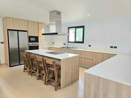 Moderne 5-Schlafzimmer-Poolvilla zur Miete in Thalang, Phuket
