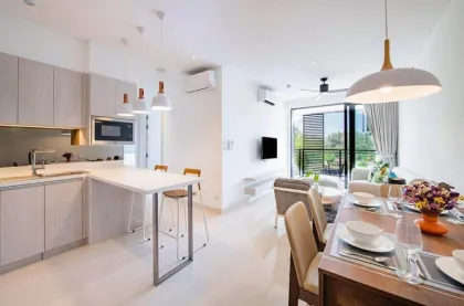 Кондо с 2 спальнями в Cassia Residences с видом на море и озеро